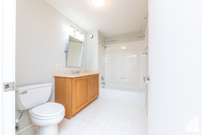 545 N Dearborn St, Unit 1611 in Chicago, IL - Building Photo - Building Photo