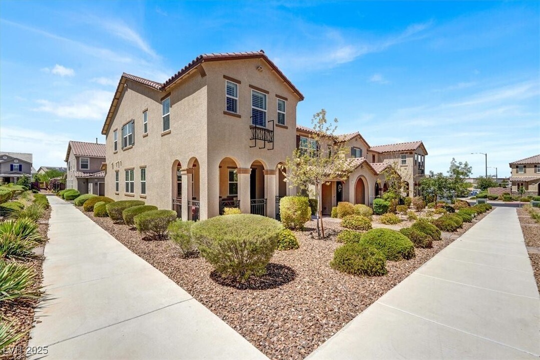 2257 Perugia Point Walk in Henderson, NV - Building Photo