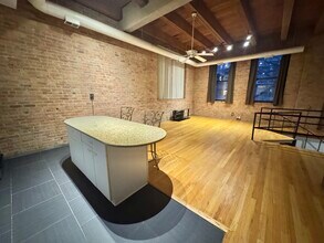 1122 W Newport Ave in Chicago, IL - Building Photo - Building Photo