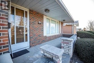 97 Elizabeth Cres S in Whitby, ON - Building Photo - Building Photo