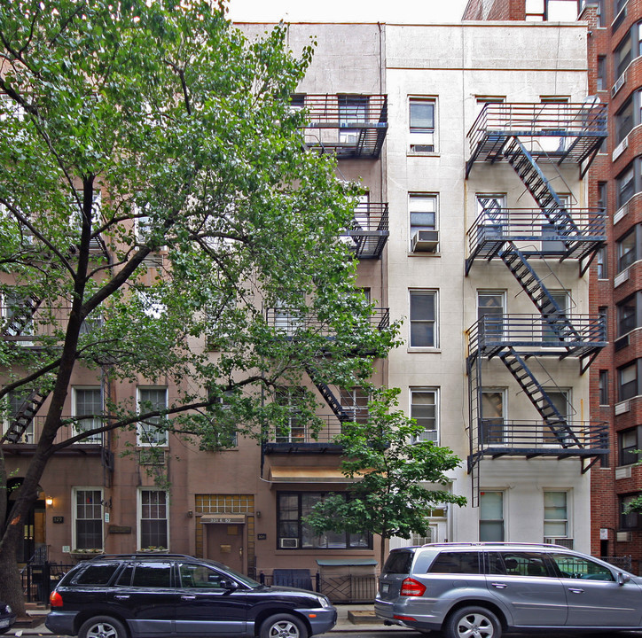 331 E 52nd St in New York, NY - Building Photo