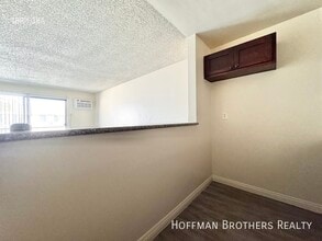 20339 Saticoy St in Los Angeles, CA - Foto de edificio - Building Photo