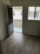 1047 Ocean Park Blvd, Unit D in Santa Monica, CA - Building Photo - Building Photo