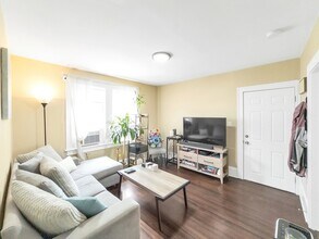 24 Annafran St, Unit 2 in Roslindale, MA - Foto de edificio - Building Photo