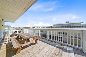 1118 W Beach Blvd in Gulf Shores, AL - Building Photo - Building Photo