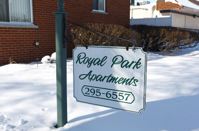 Royal Park Apartments in Taylor, MI - Building Photo - Building Photo