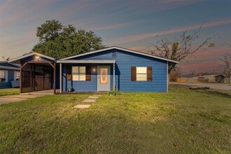 902 Turner St in Cleburne, TX - Building Photo - Building Photo