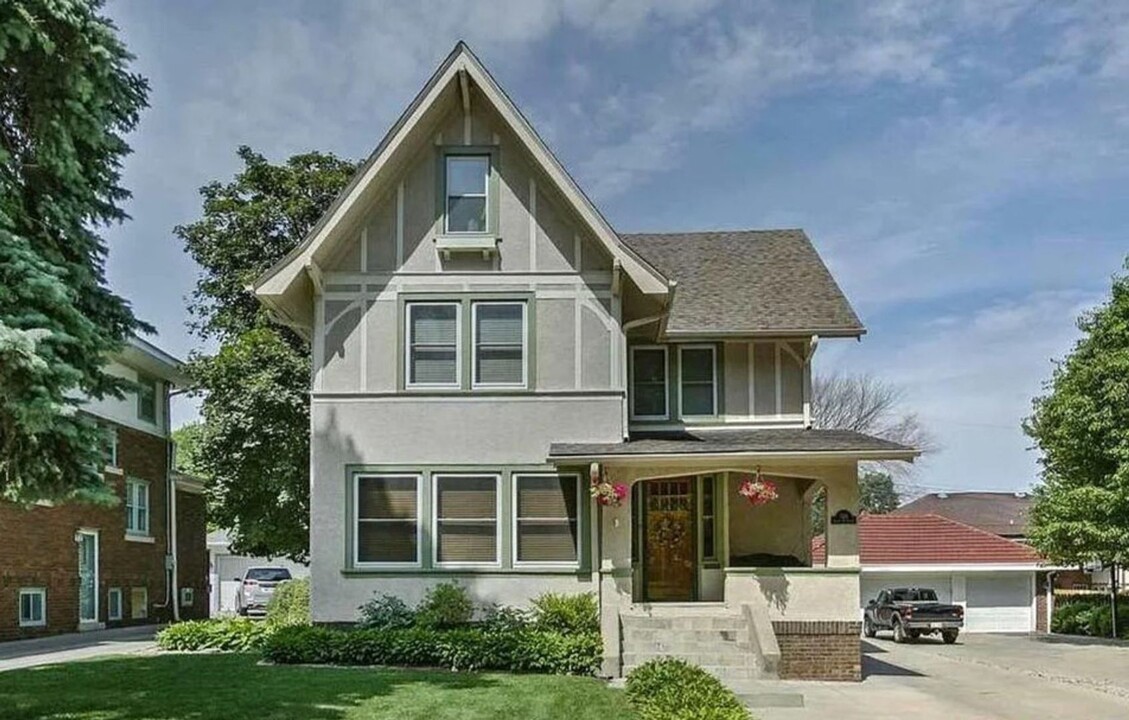 306 S 52nd St in Omaha, NE - Building Photo