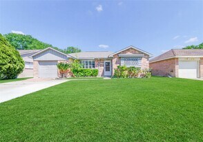 10830 Sela Ln in Houston, TX - Building Photo