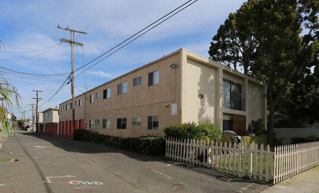 515 N Nevada St in Oceanside, CA - Foto de edificio - Building Photo