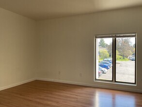 11012 NE 68th St in Kirkland, WA - Building Photo - Building Photo