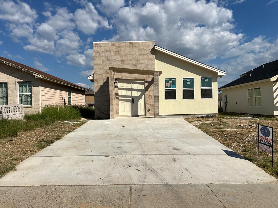 4407 Black Buck Cir in Laredo, TX - Foto de edificio