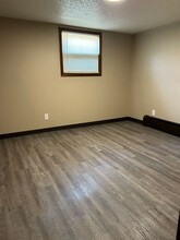 319 1st St W in Dickinson, ND - Foto de edificio - Building Photo