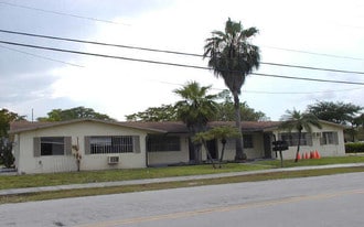2100 NW 28th St in Miami, FL - Building Photo