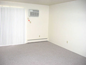 LawnFair Apartments in Akron, OH - Building Photo - Interior Photo