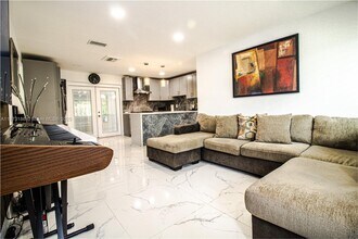 5601 SW 38th St in Davie, FL - Foto de edificio - Building Photo
