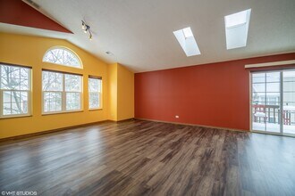 350 W Happfield Dr in Arlington Heights, IL - Building Photo - Building Photo