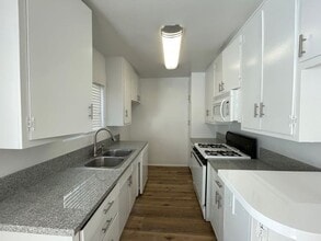 6632 Darby Ave in Reseda, CA - Foto de edificio - Building Photo