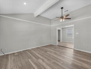 212 N Shady Oaks St in Lake Jackson, TX - Building Photo - Building Photo