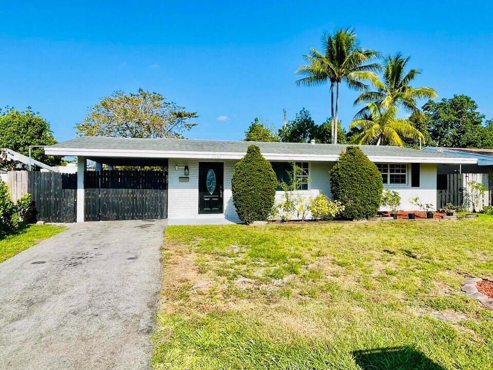 1161 NW 78th Ave in Pembroke Pines, FL - Building Photo