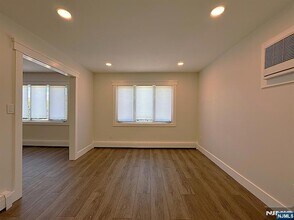 682 Valley Brook Ave in Lyndhurst, NJ - Foto de edificio - Building Photo
