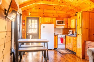 31 Cabin Row, Unit 2 in Hendersonville, NC - Foto de edificio - Building Photo