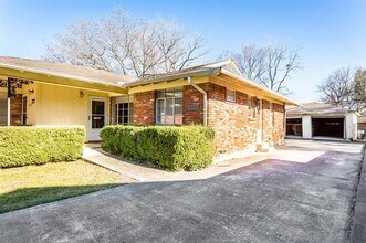 6520 St Moritz Ave in Dallas, TX - Building Photo - Building Photo