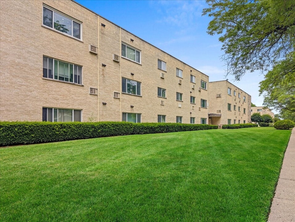 700 McKinley Ave in Mundelein, IL - Building Photo
