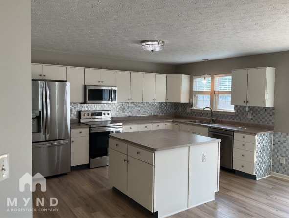 11629 Lone Pine Cir in Indianapolis, IN - Building Photo - Building Photo