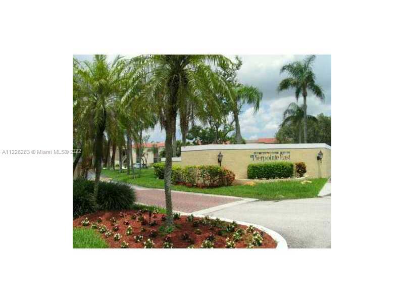 1060 N Hiatus Rd, Unit 1060 in Pembroke Pines, FL - Building Photo