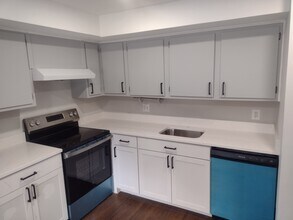 10 Pickersgill Sq in Owings Mills, MD - Foto de edificio - Building Photo