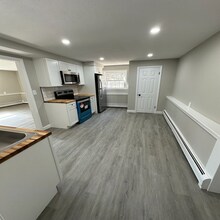 285 Pinewood Dr-Unit -2 in Hopkinton, NH - Foto de edificio - Building Photo