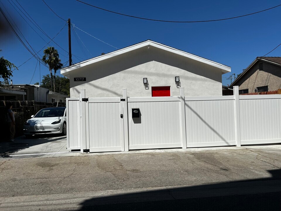 10717 Amestoy Ave in Los Angeles, CA - Foto de edificio