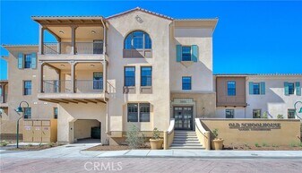 501 W Foothill Blvd in Claremont, CA - Building Photo