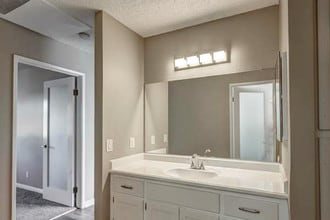 Sycamore Pines Apartments in Downey, CA - Foto de edificio - Building Photo