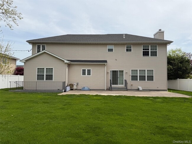 11 Putnam Ave in Jericho, NY - Building Photo - Building Photo
