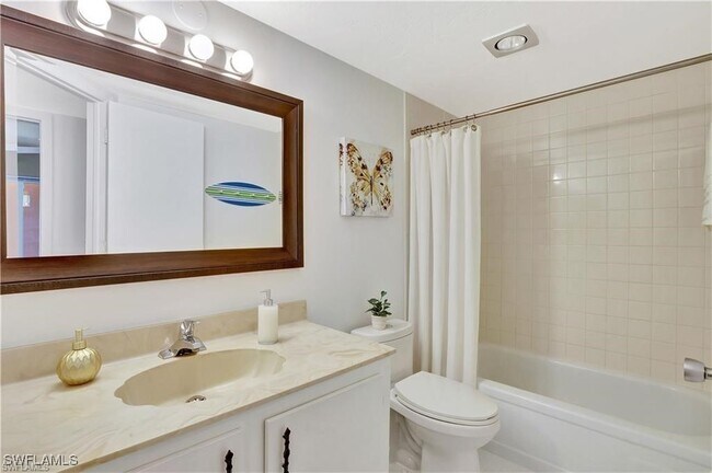 360 Charlemagne Blvd in Naples, FL - Foto de edificio - Building Photo