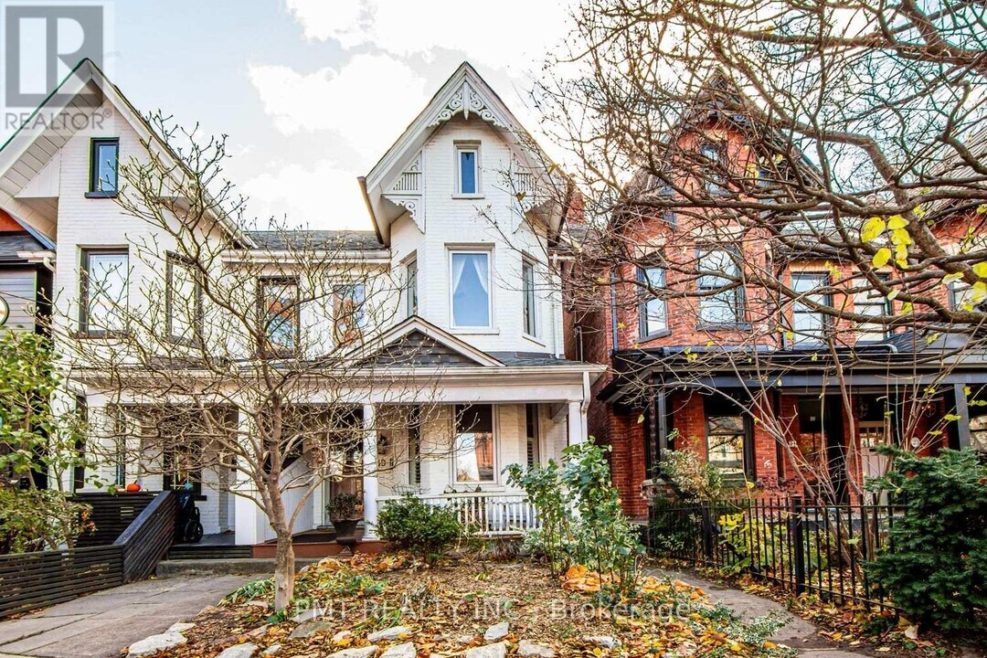 19 Churchill Ave in Toronto, ON - Building Photo