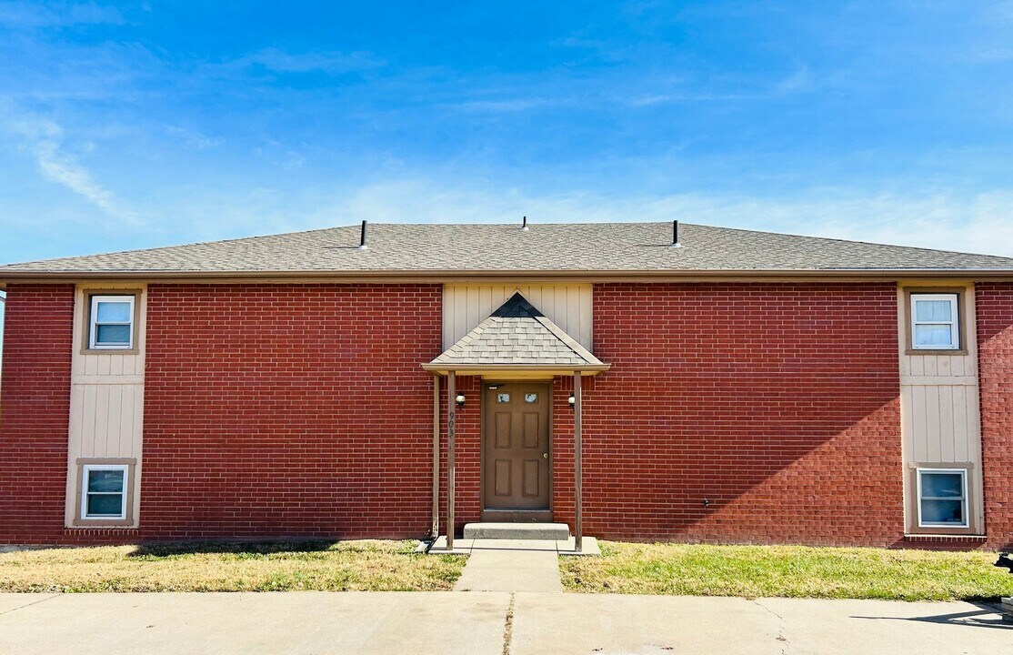 903 Windwood Dr in Junction City, KS - Building Photo