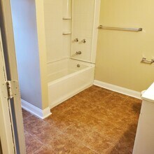 251 E Broad St in Elyria, OH - Building Photo - Building Photo