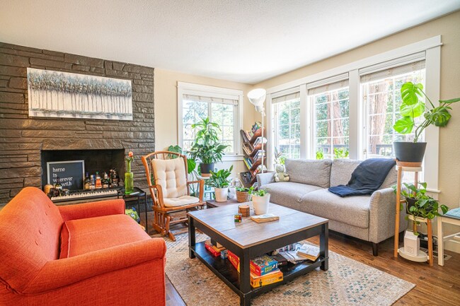 13341 31st Ave NE in Seattle, WA - Foto de edificio - Building Photo