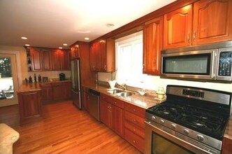 10 Greenleaf Ave, Unit 1 in Medford, MA - Foto de edificio - Building Photo
