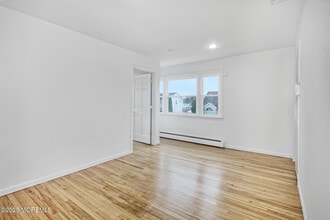 46 Amboy Rd in Matawan, NJ - Foto de edificio - Building Photo