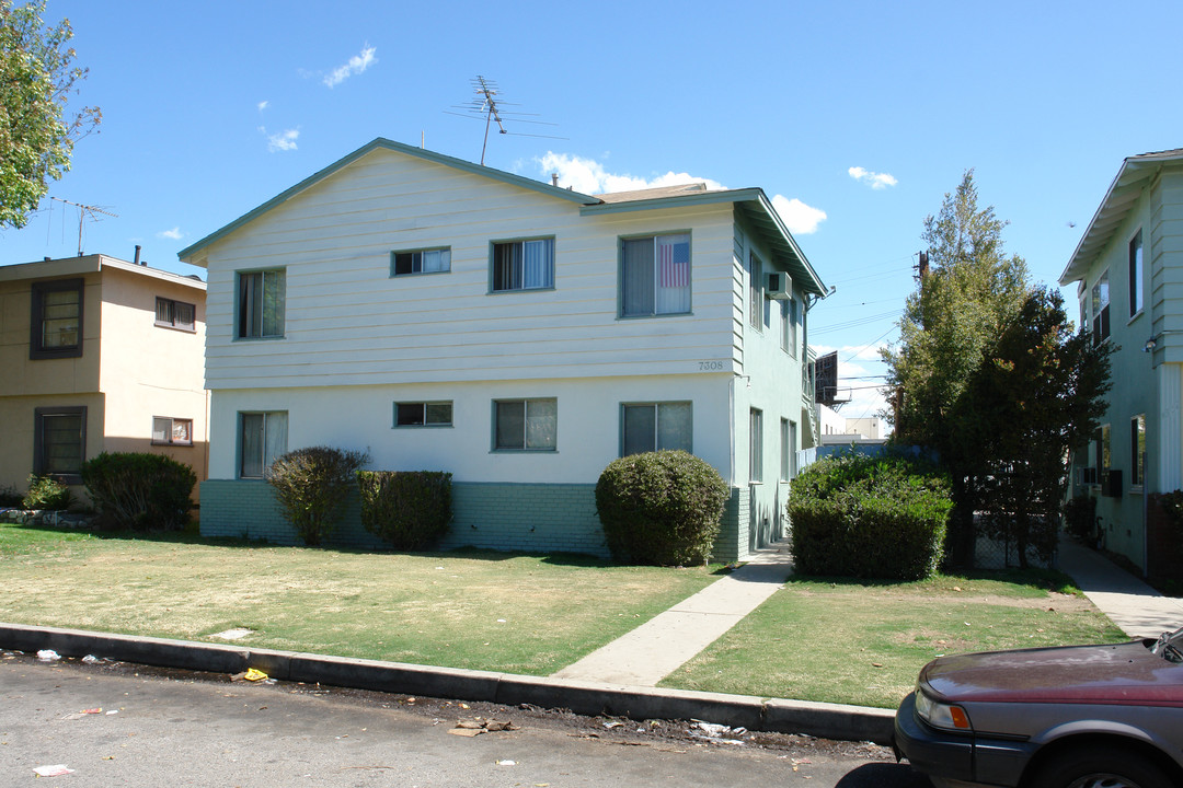 7308 Vista Del Monte Ave in Van Nuys, CA - Foto de edificio
