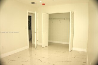 53 NW 68th St in Miami, FL - Foto de edificio - Building Photo