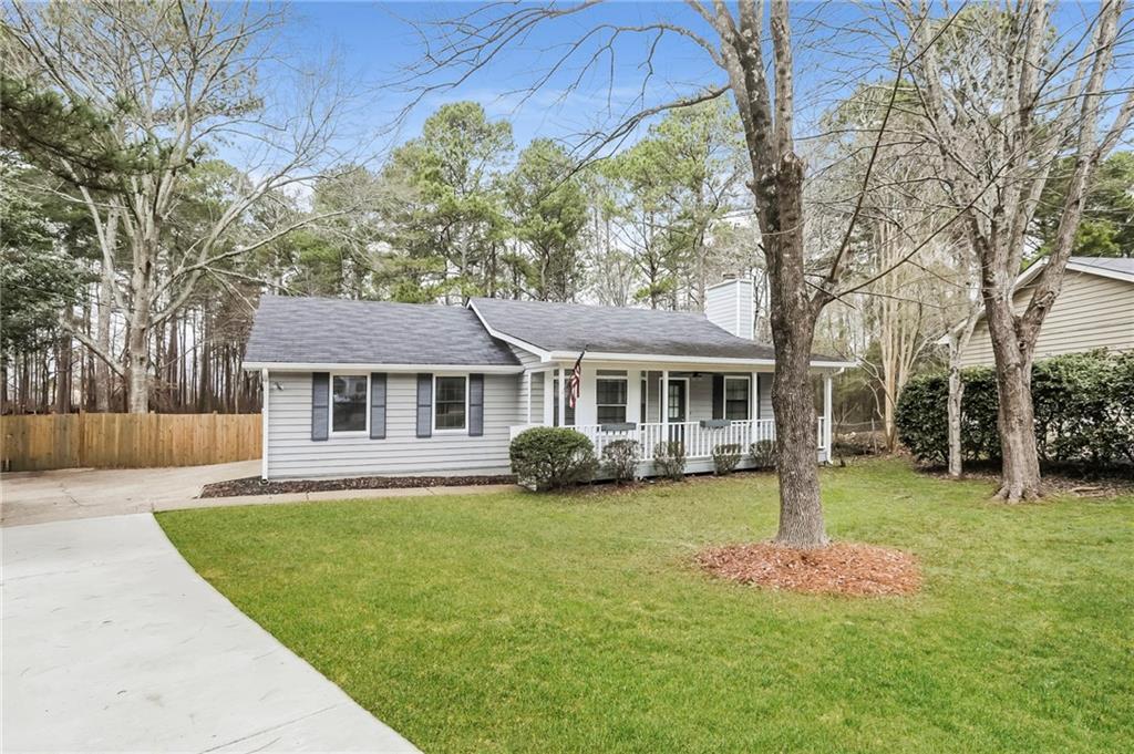 1881 Rose Garden Ln in Loganville, GA - Building Photo