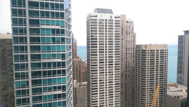 property at 512 N McClurg Ct