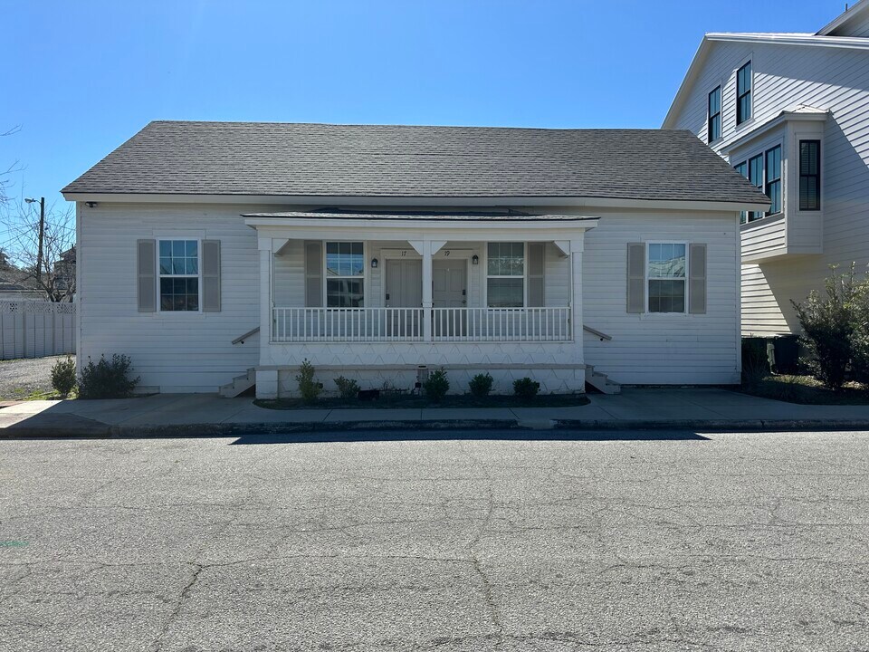 17 W 45th St in Savannah, GA - Building Photo
