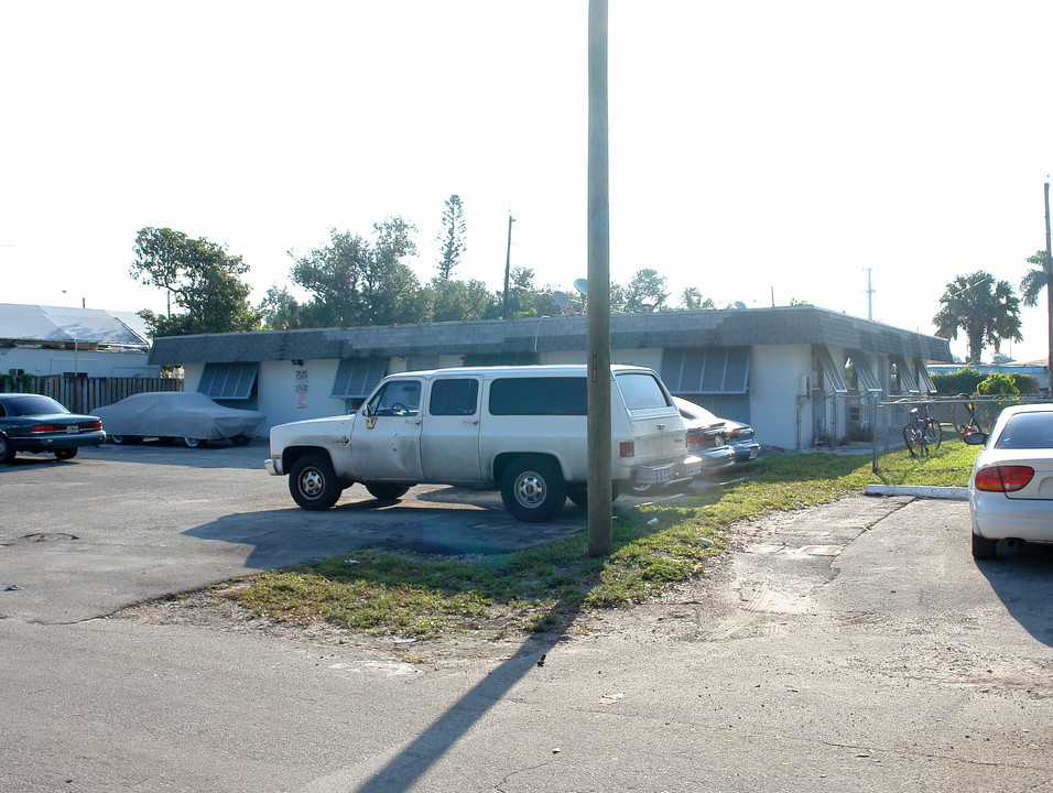 2400 SW 42nd Ave in Fort Lauderdale, FL - Building Photo