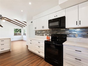 565 W Campus View Dr in Riverside, CA - Building Photo - Building Photo
